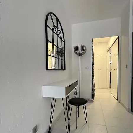 Modern With A 30 M2 Terrasse And Garden 昂蒂布